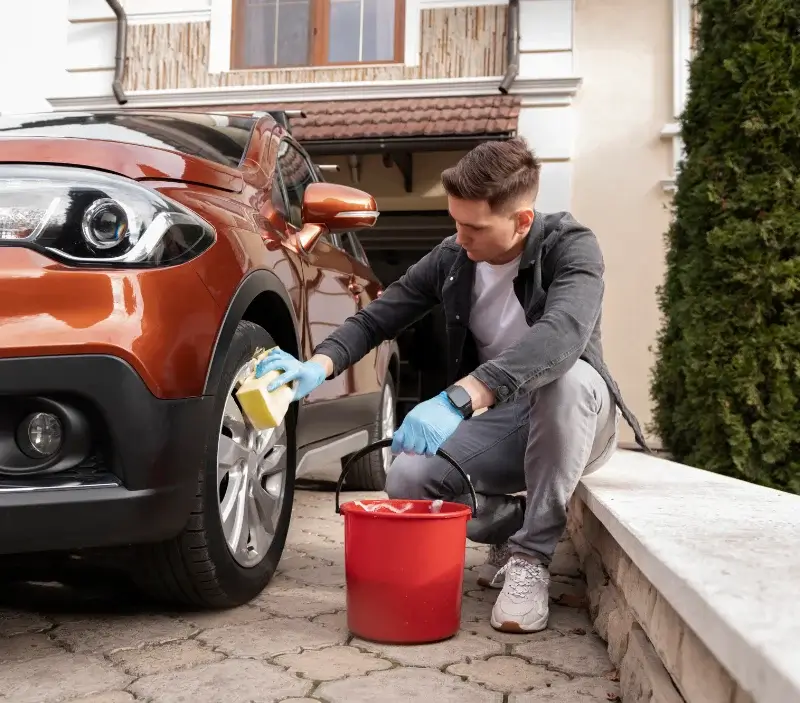 Lavage auto à domicile Laguenne-sur-Avalouze : professionnel intervenant sur un véhicule